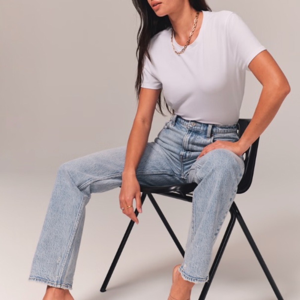abercrombie & fitch ultra high rise 90s straight jean in light wash, 28 long
